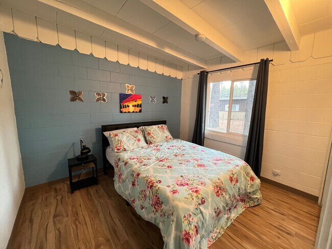 Building Photo - Cozy furnished duplex apartment available ...