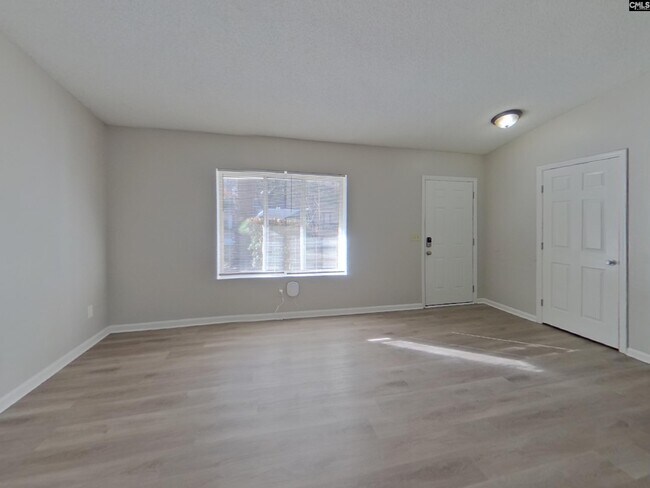 Building Photo - 201 Raintree Dr