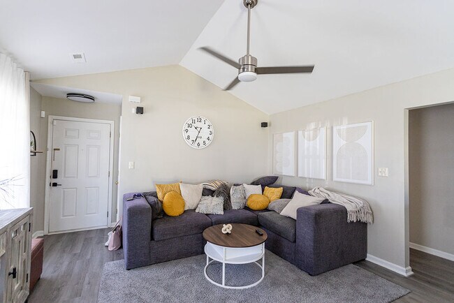Foto del edificio - Room in House on Smugglers Ct