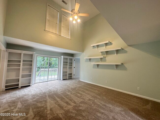 Foto del edificio - 212 Riverbend Rd