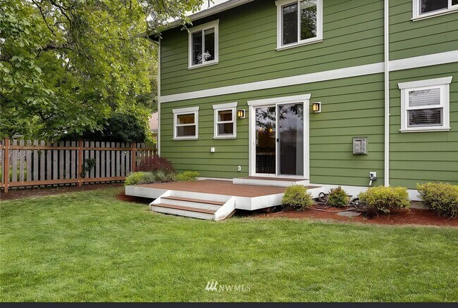 Foto del edificio - Spacious 5 bedroom home in desirable North Seattle Location!
