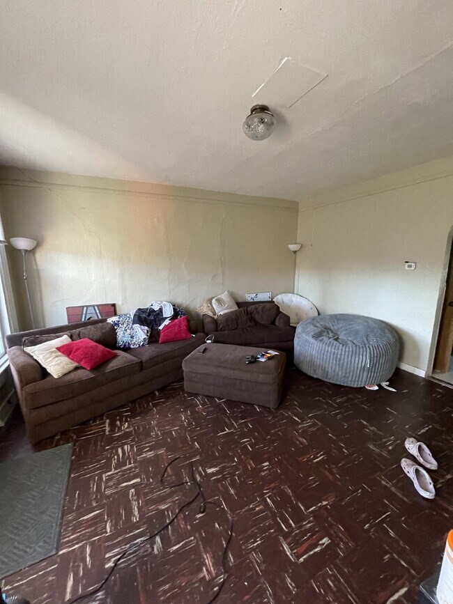 Foto del edificio - 3 Bed 1 Bath close to UWEC! Available June 1st