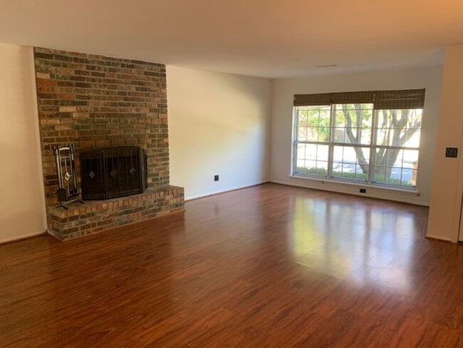 Foto del edificio - 4 BEDROOM HOME IN EAST FAYETTEVILLE! READY...