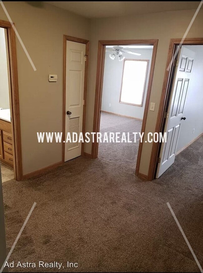 Foto del edificio - 704 Meadow Ct