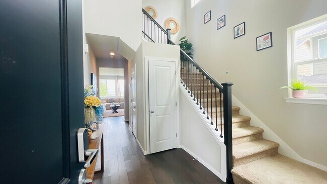 Foto del edificio - Spacious Corner 5 bed Single Family Home i...
