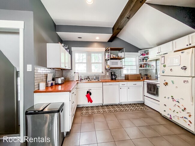 Building Photo - 4 br, 2.5 bath House - 1828 N Main