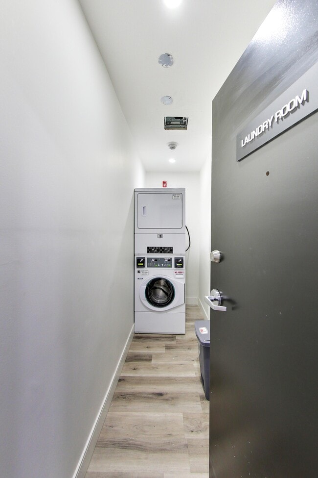 Building Photo - Beautifully renovated 1Bd Unit