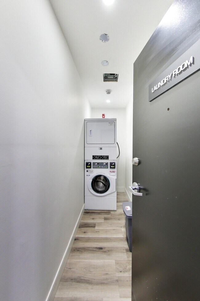 Photo du bâtiment - Beautifully renovated 1Bd Unit
