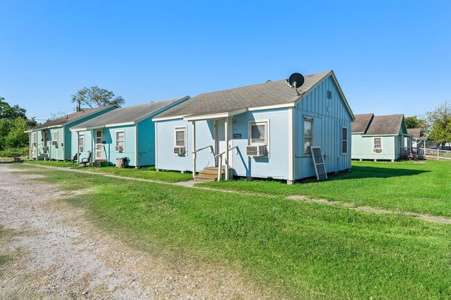 Building Photo - Lovely 1 Bedroom / 1 Bath