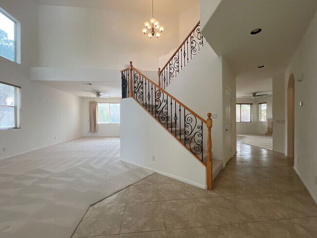 Building Photo - BEAUTIFUL HOME IN GATED COMMUNITY WITH POOL!