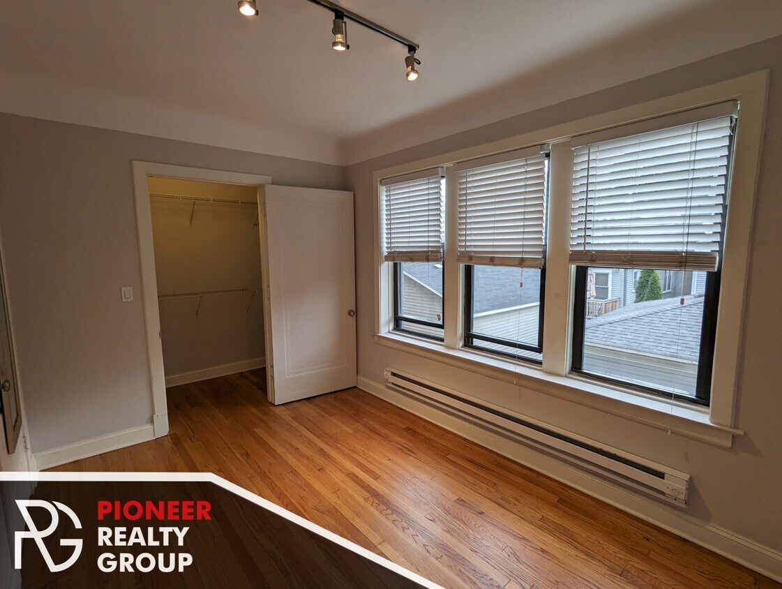 Foto principal - 2329 N Rockwell St