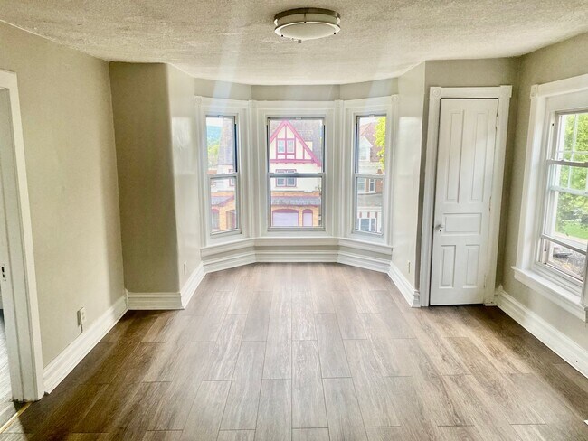 Foto del edificio - 2 Bedroom - 1 full bath 850 sq. ft.  Apart...