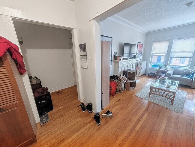 Building Photo - Large 3-bed/1-bath Apartment in the Heart of Rogers Park!