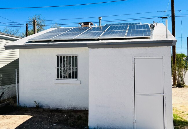 Foto del edificio - Charming 2-Bedroom Home with Solar Panels ...