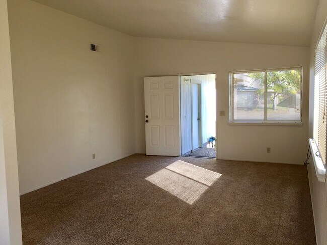 Foto del edificio - Rare find home with 2-Car Garage, Fenced Yard, with Convenient Location!