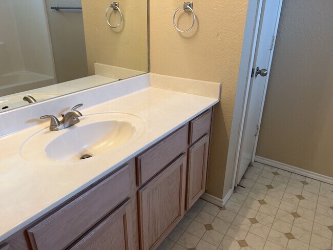 Foto del edificio - 3308 Lakecrest Dr