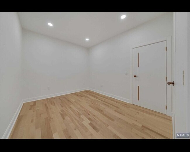 Foto del edificio - 25 Russell Ave