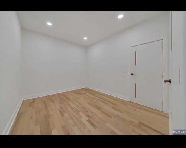 Building Photo - 25 Russell Ave