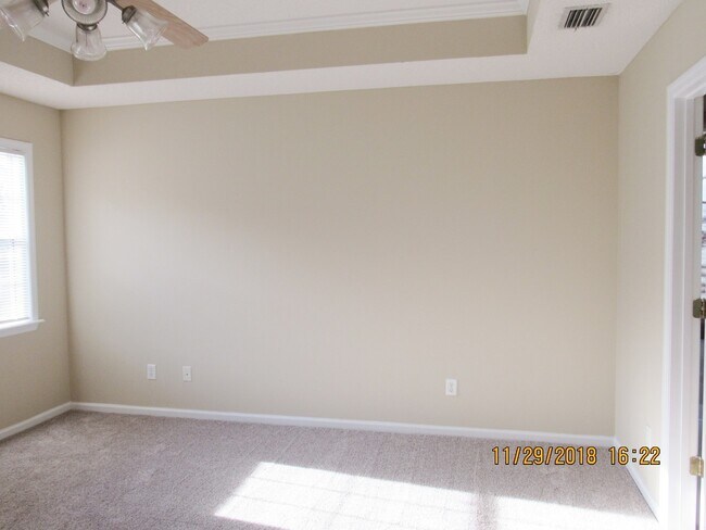 Foto del edificio - 4 bedroom home!