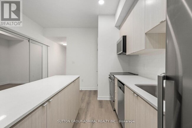 Building Photo - 2433 Dufferin St