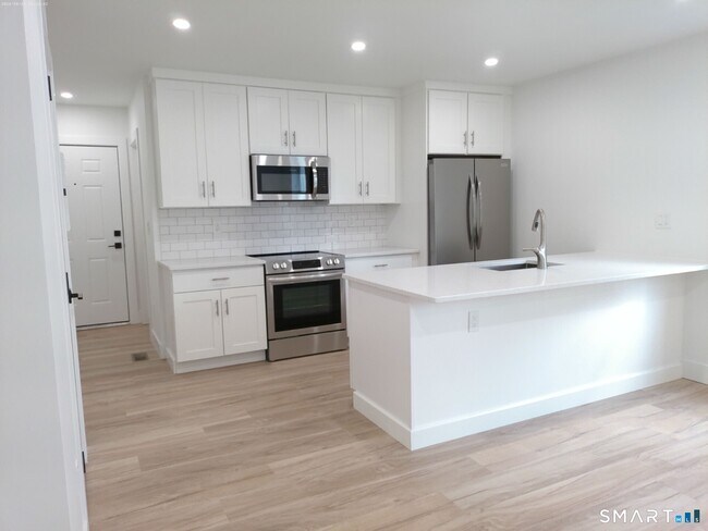 Building Photo - 365 Broad St