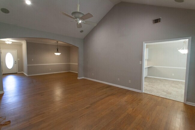 Building Photo - 318 Vanderbilt Dr