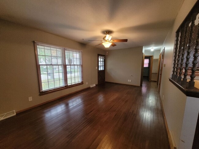 Building Photo - 3 Bedroom, 1.5 Bathroom home with detached garage