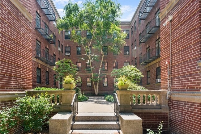 Building Photo - 42 Linnaean St