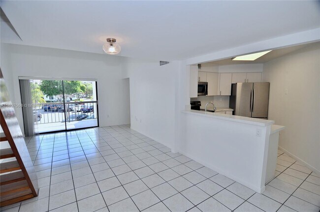 Building Photo - 9427 Fontainebleau Blvd