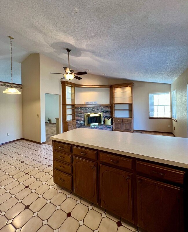 Foto del edificio - Spacious Home in South OkC- Westmoore Scho...