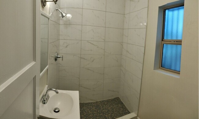 Building Photo - 2718 E Linden St