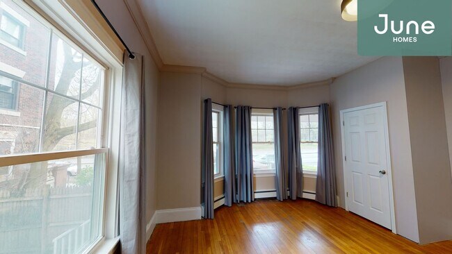 Building Photo - ROOM ONLY in 4-bed/2.0-bath Home
