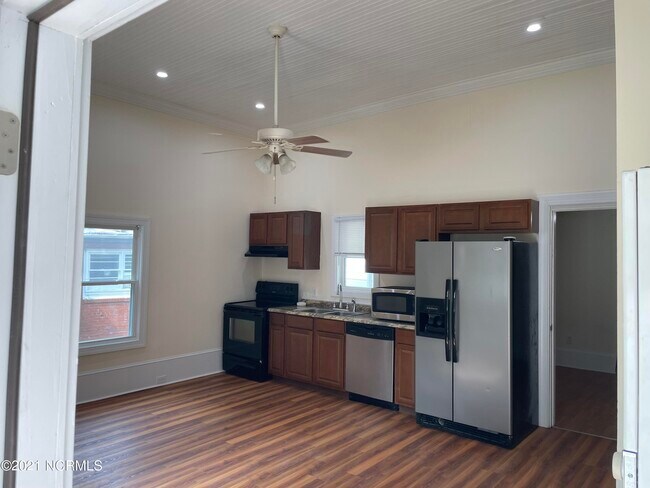 Foto del edificio - 503 E 3rd St