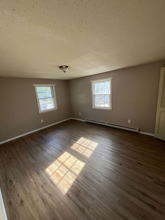 Foto del edificio - Charming 2BR Duplex in Springfield