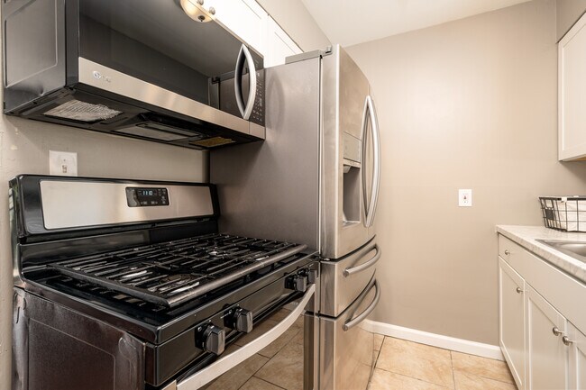 Cocina y nevera remodeladas - Lane Flats