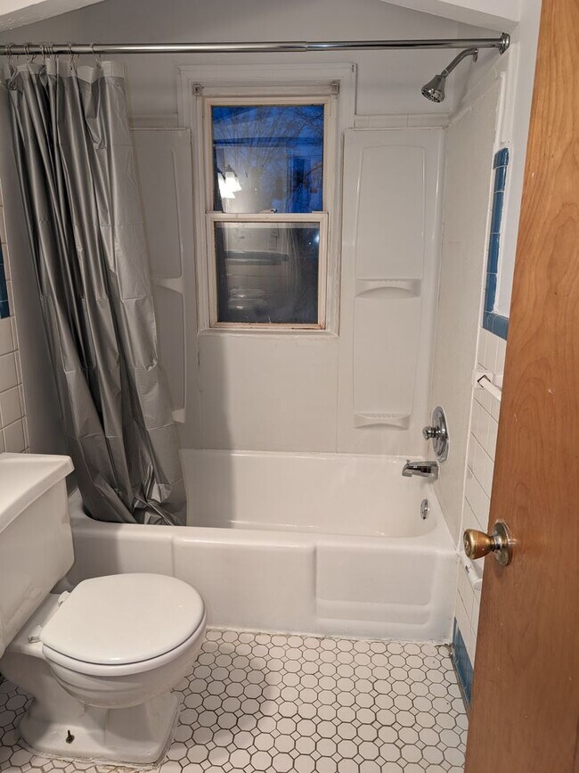 Building Photo - 2 bedroom Detroit Westside: Move-in Deposi...