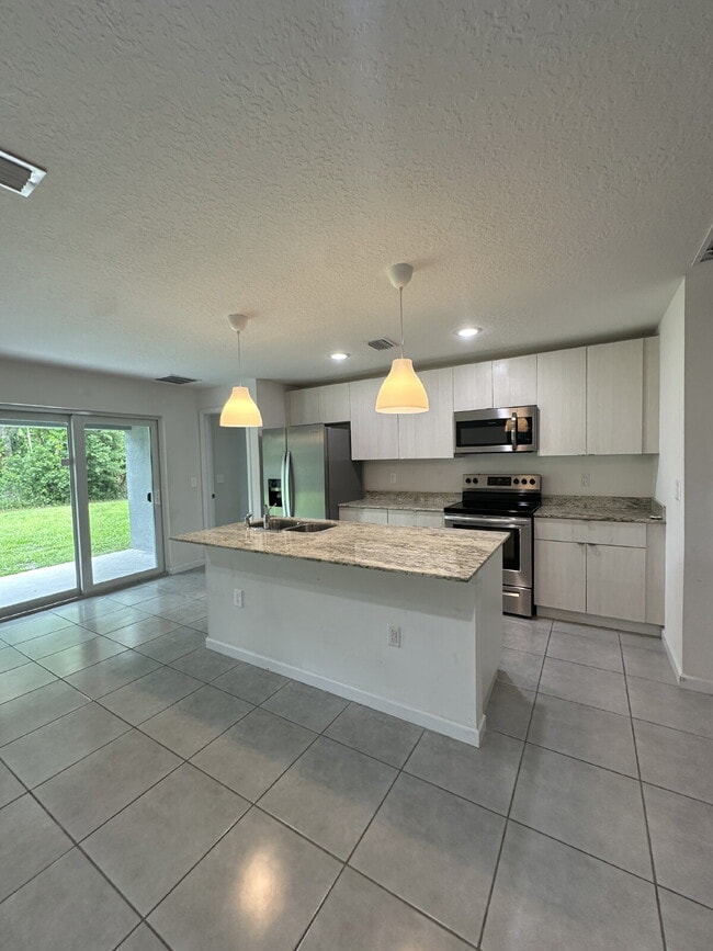 Building Photo - Charming 4-Bedroom Home with Granite Count...