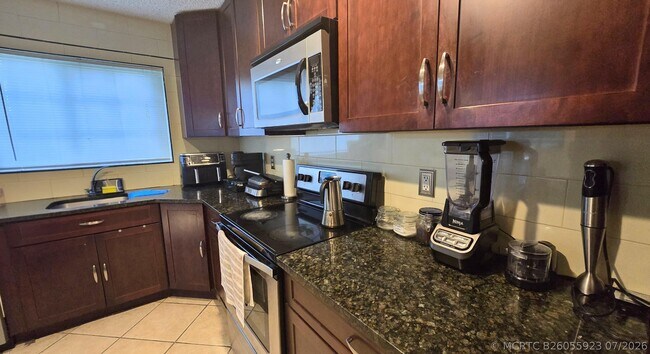 Foto del edificio - 6241 NW 74th Ct