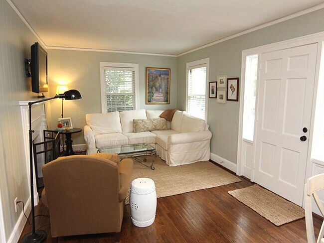 Foto del edificio - Adorable, Renovated Bungalow with Huge Yar...