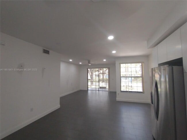 Building Photo - 15509 N Miami Lakeway
