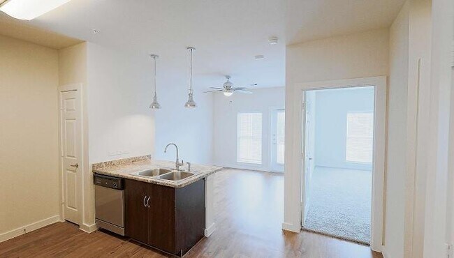 Foto del edificio - 6725 Circle S Rd