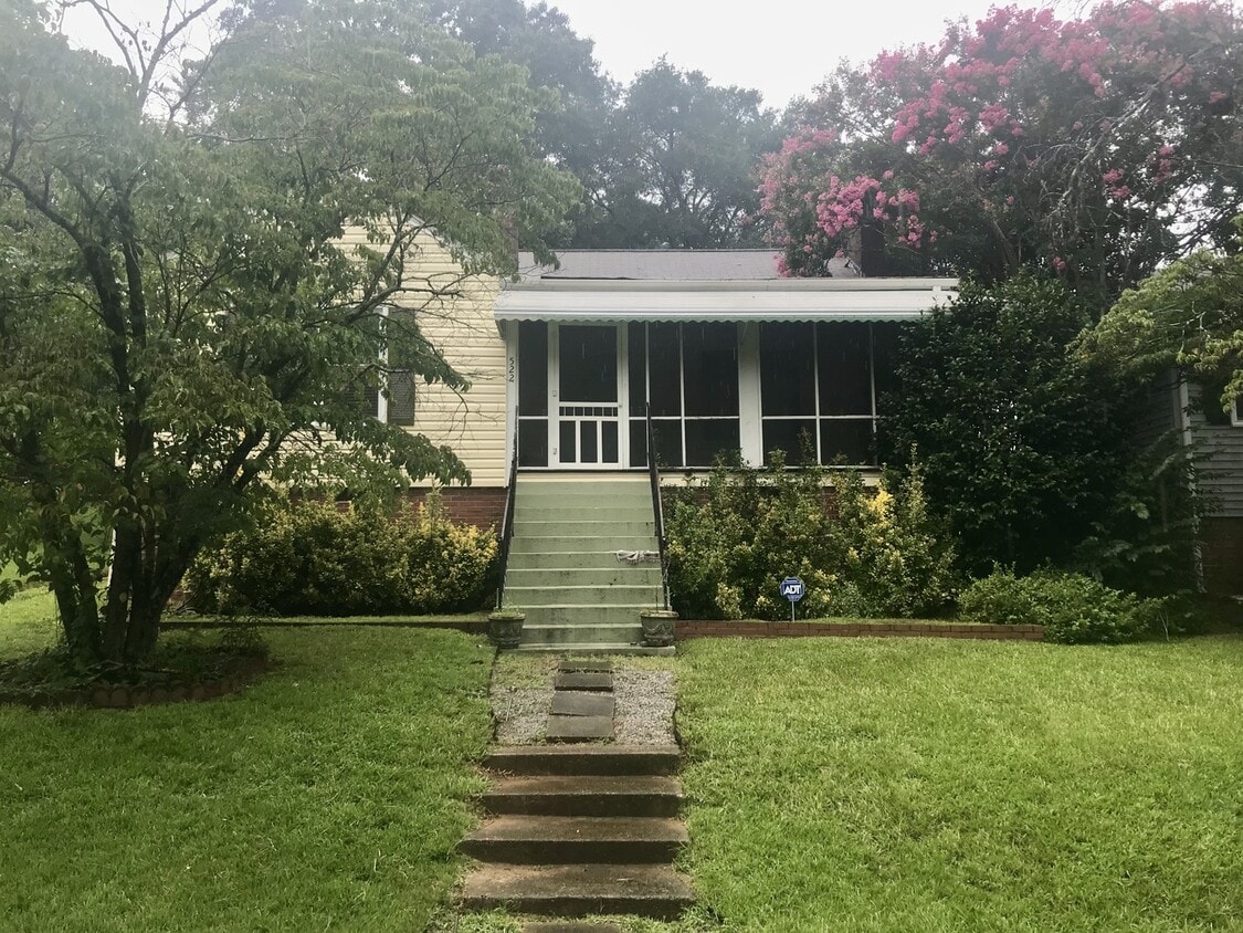 Adorable 2 bedroom, 1 bath home with an upstairs apartment! - Adorable 2 bedroom, 1 bath home with an upstairs apartment!
