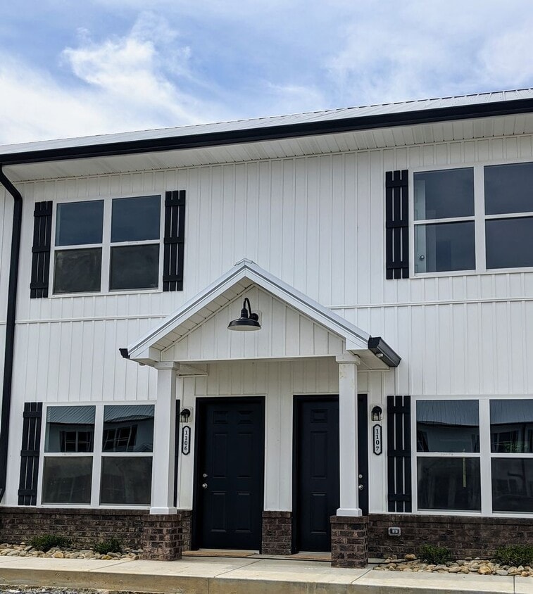 Primary Photo - Upscale Living 2BR 1.5 Bath