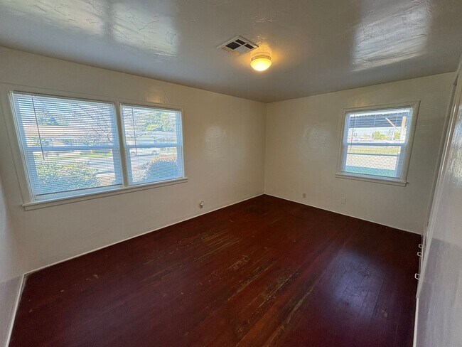 Foto del edificio - Cozy Home On Spacious Lot near Ballpark coming soon!