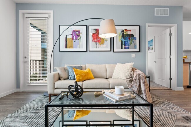 Sala de estar con elegantes pisos estilo madera - Gateway at Pinellas Apartments