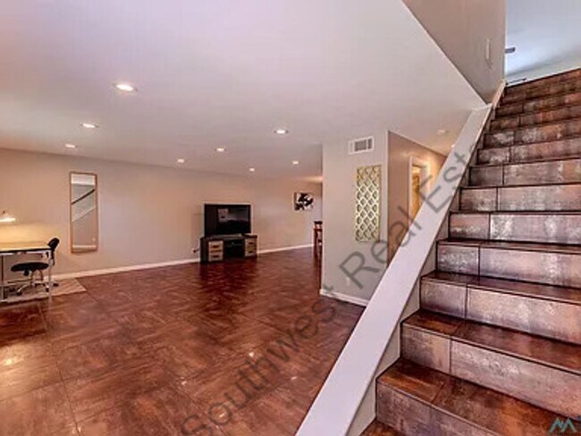 Building Photo - 2 Bed 3 Bath Townhouse on the golf course!