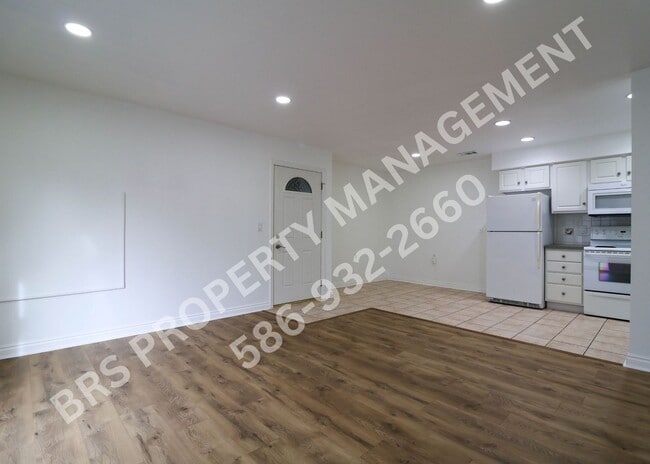 Building Photo - **JUST REDUCED** Beautifully Remodeled 2-Bedroom Condo in Fraser, MI