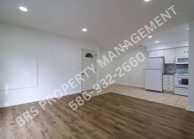 Foto del edificio - **JUST REDUCED** Beautifully Remodeled 2-Bedroom Condo in Fraser, MI