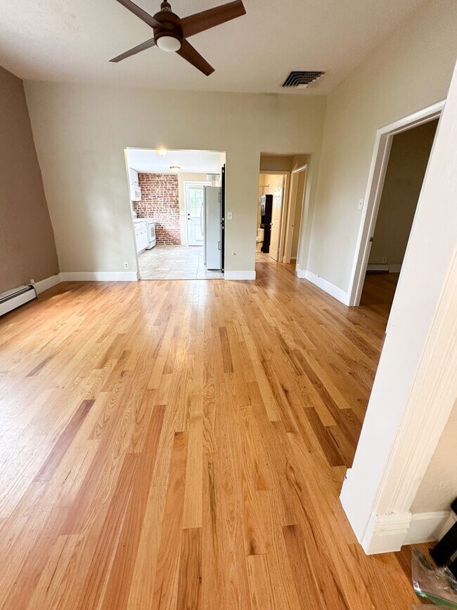 Building Photo - Adorable Sloan's Half Duplex