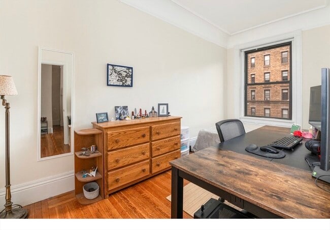 Building Photo - 9 Buswell St